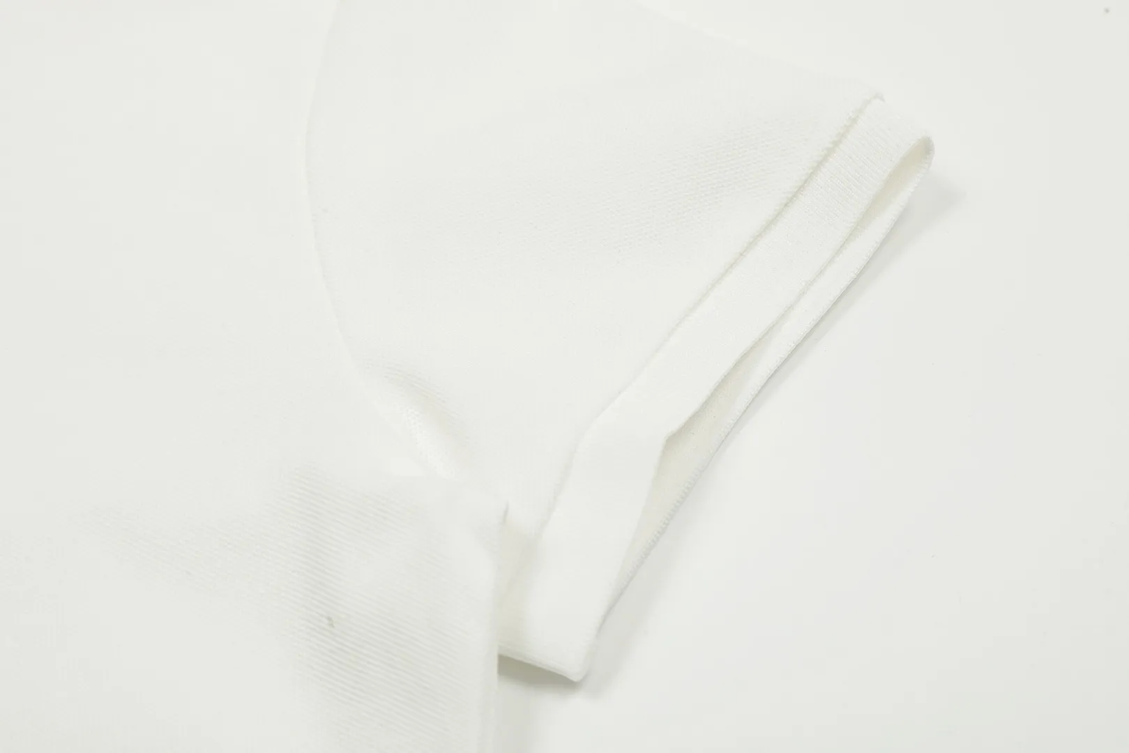 🅿️152 "Top quality" Style number: DS004# (not off the shelves all year round) [Ralph Lauren classic pony embroidered lapels women's slim fit POLO short sleeves] ✅Ralph Lauren Ralph Lauren classic basic women's all-match slim fit POLO short sleeves ✅Main supplier platform live broadcast Wholesale entities Replenish when out of stock Not off the shelves ✅ZP quality 1:1 pattern making Scan the code to enter the GF website Z cabinet quality ✅Details and quality are the only one in Guangzhou. Imported pique fabrics focus on high-end and cost-effective. Needless to say good quality. ✅The version is restored to the original order. The maximum size can be worn up to 130 pounds. Loose, comfortable and stress-free.